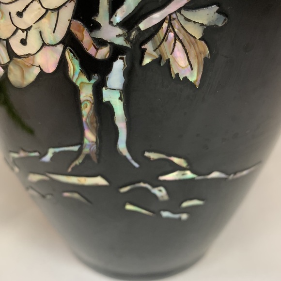 Vintage black Lacquer on brass with inlaid mother of pearl PEACOCKS vase - Picture 15 of 15